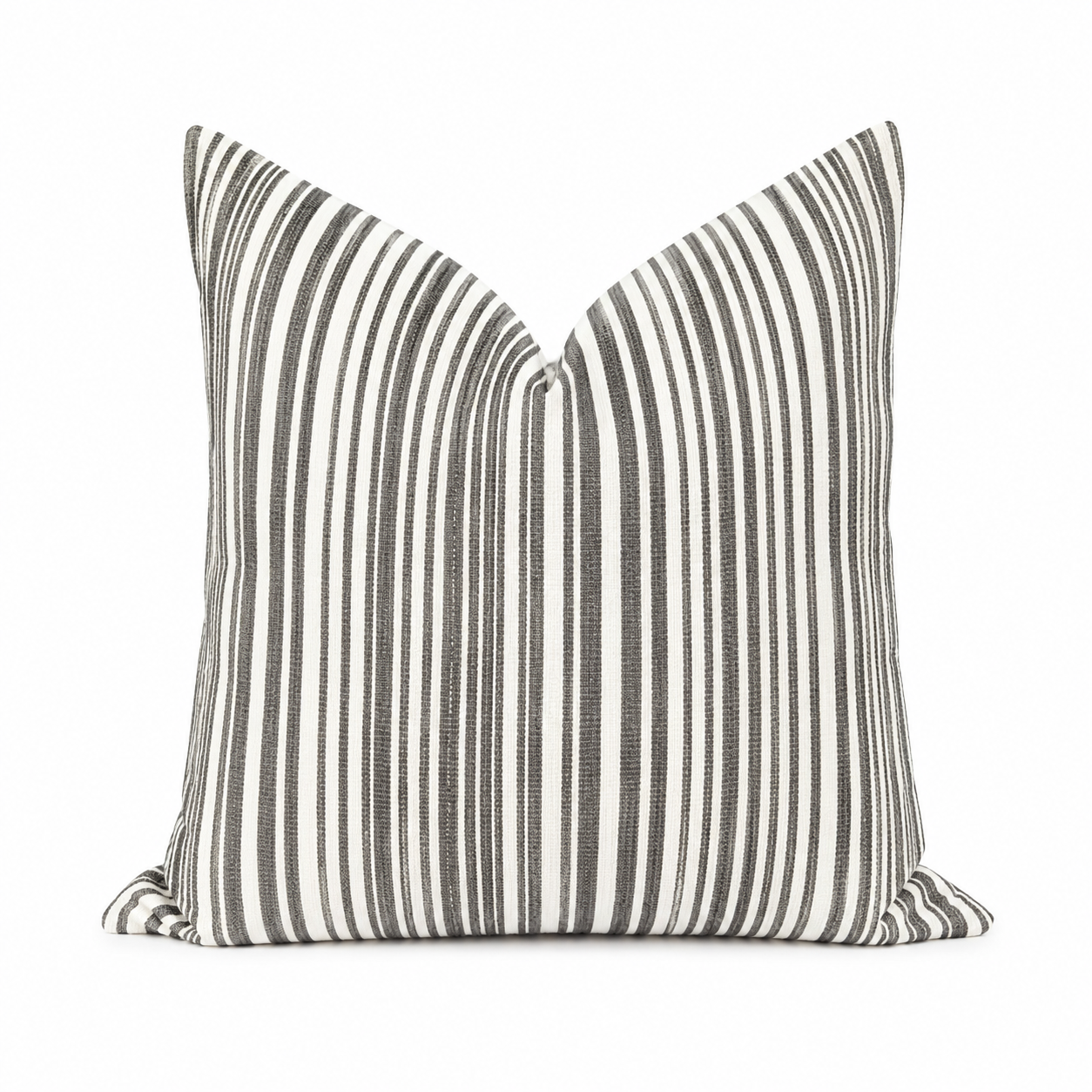 Coussin décoratif à rayures grises et écrues en tissu tissé au Maroc, parfait pour une décoration de salon moderne et élégante.