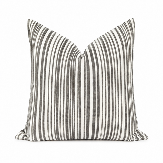 Coussin décoratif à rayures grises et écrues en tissu tissé au Maroc, parfait pour une décoration de salon moderne et élégante.