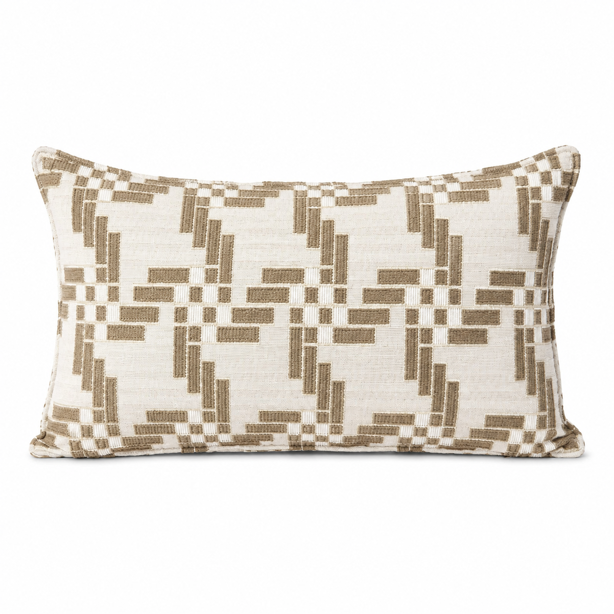 Coussin rectangulaire taupe et écru à motif géométrique texturé, idéal pour une décoration intérieure moderne et élégante.