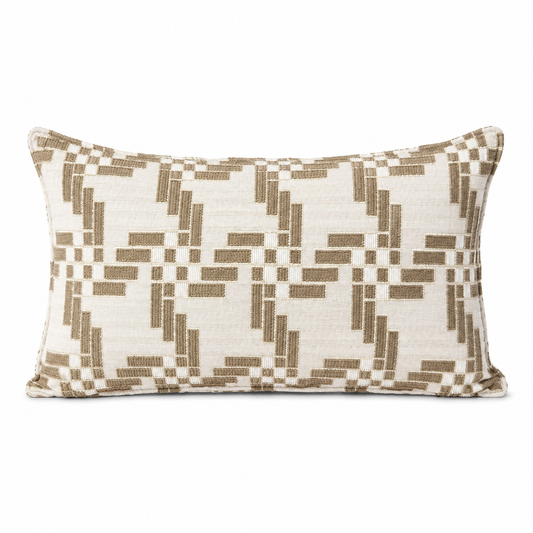 Coussin rectangulaire taupe et écru à motif géométrique texturé, idéal pour une décoration intérieure moderne et élégante.