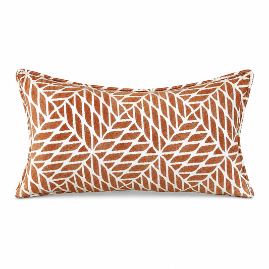 Coussin rectangulaire fleuri terracotta et écru à motifs géométriques, en tissu d’ameublement haut de gamme, vendu avec rembourrage.