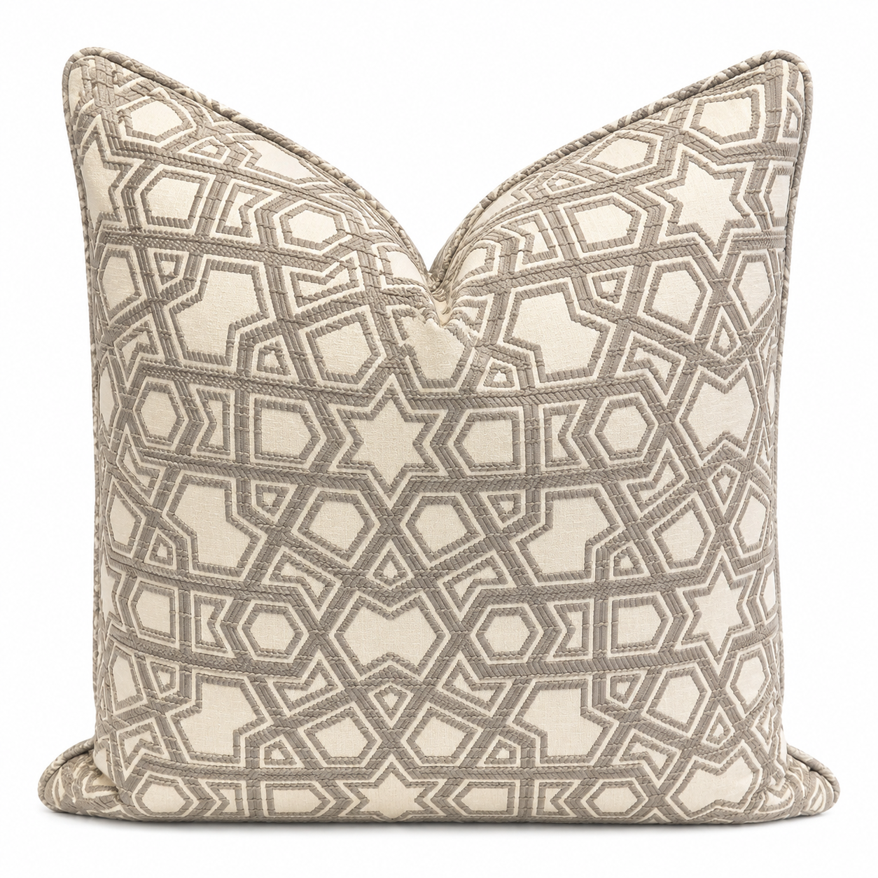 Coussin décoratif Zellij taupe et écru en tissu tissé au Maroc, avec motif géométrique en relief inspiré des mosaïques marocaines. Idéal pour salon marocain moderne et décoration élégante.