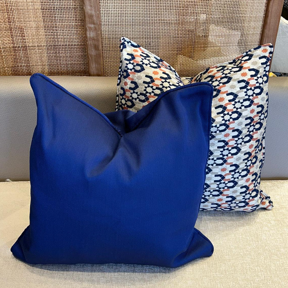 Duo de coussins uni bleu marocain et coussin à motif pour décoration intérieure