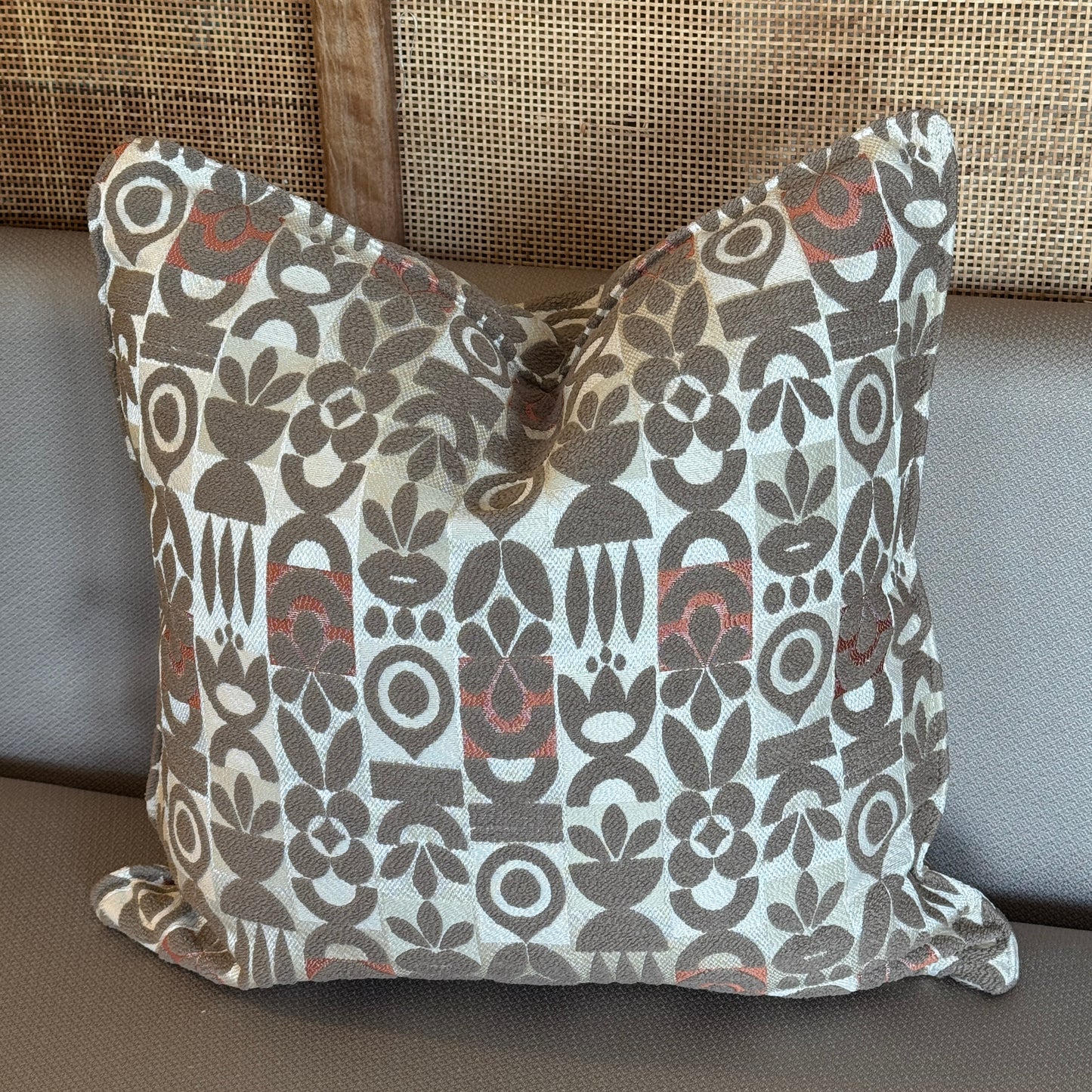 Coussin taupe graphique floral