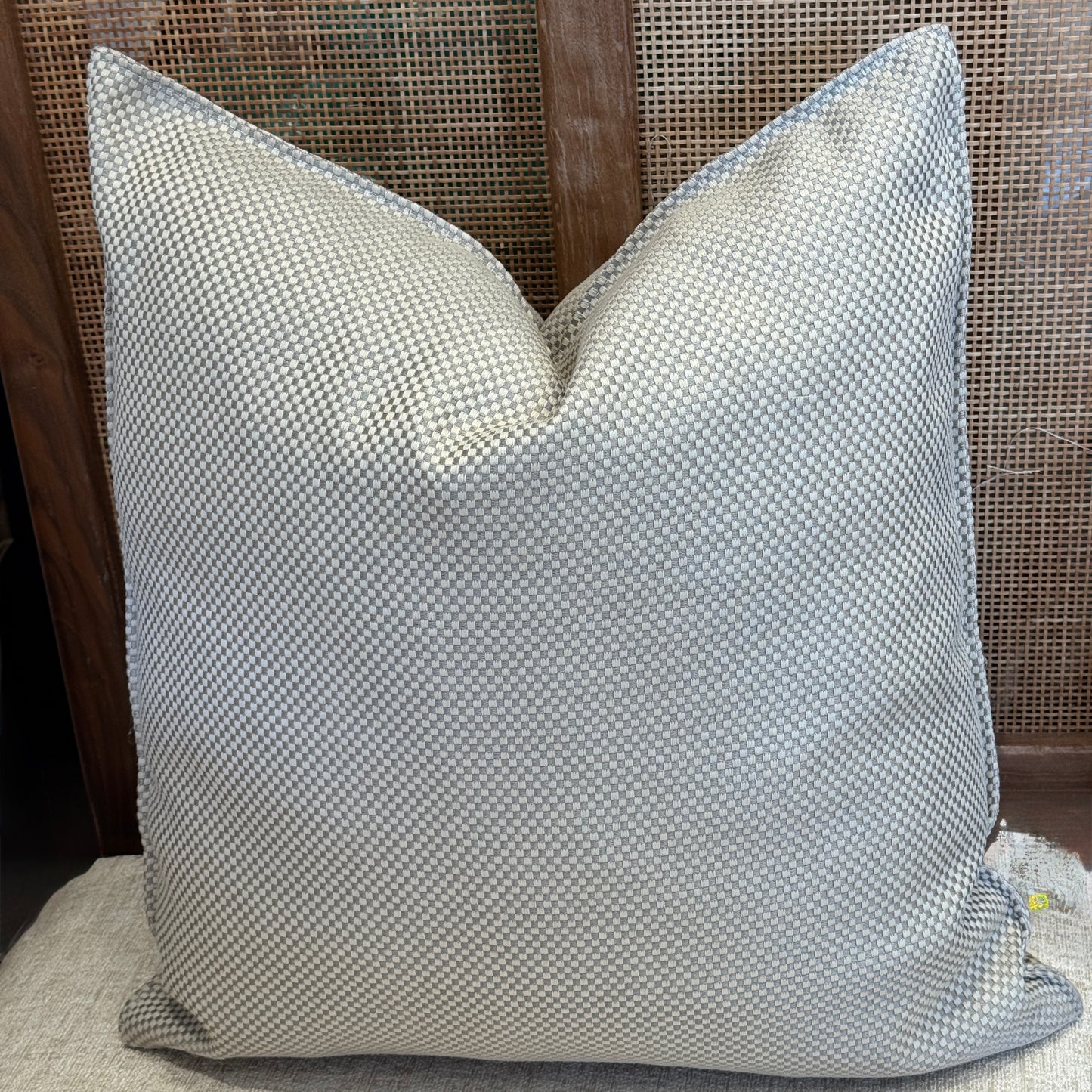 Coussin Echiquier taupe et blanc cassé