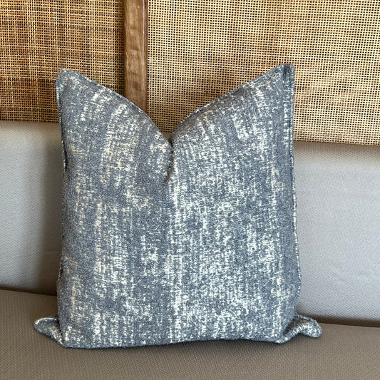 Coussin décoratif en bouclette grise  50x50cm