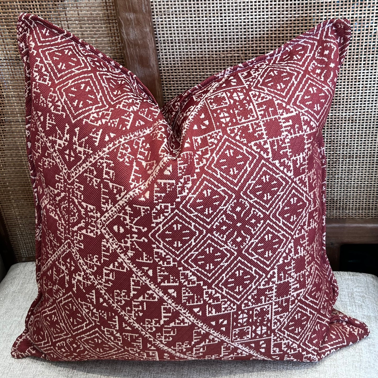 Coussin décoratif intemporel en tarz prune