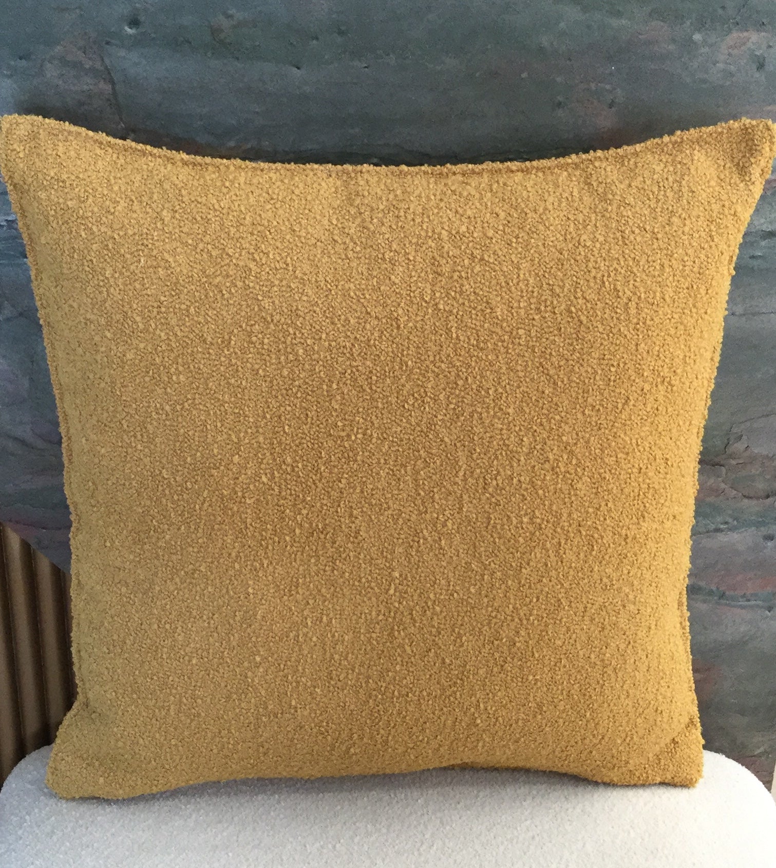 Coussin carré en bouclette jaune