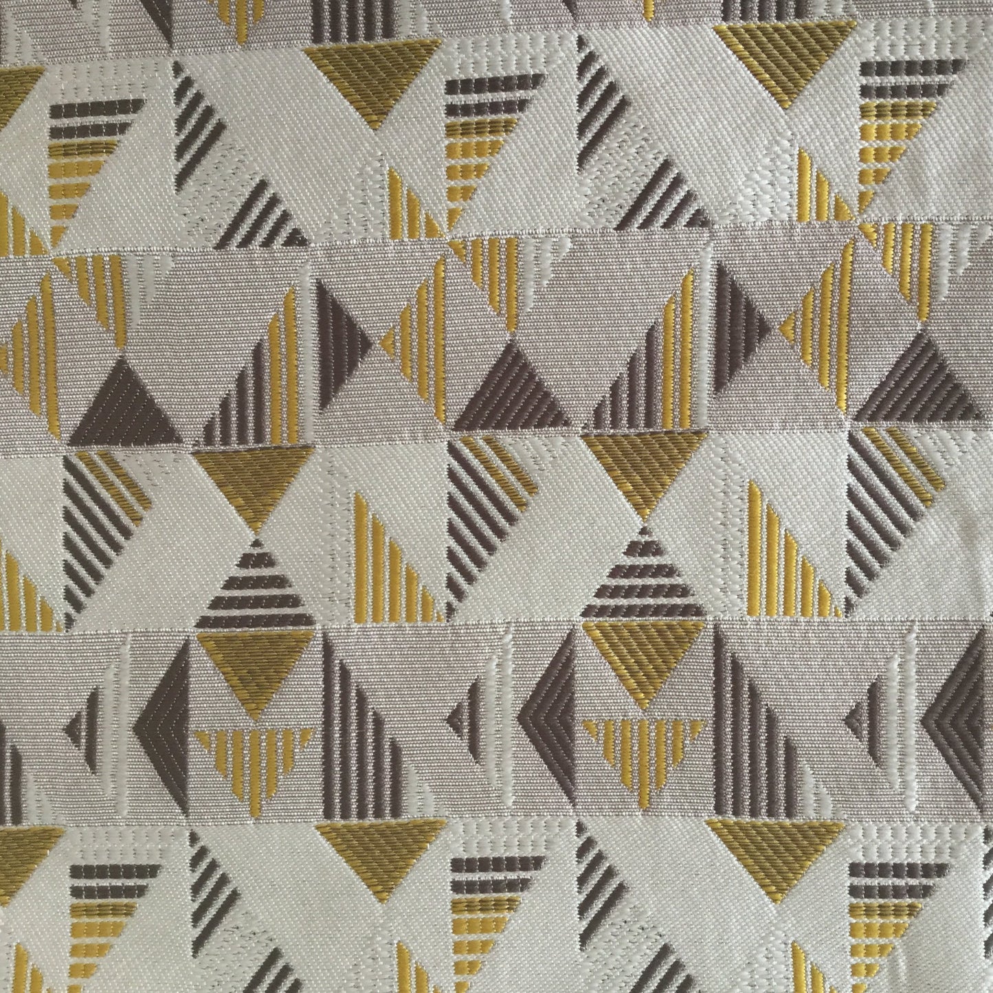 Tissu à motif triangulaire