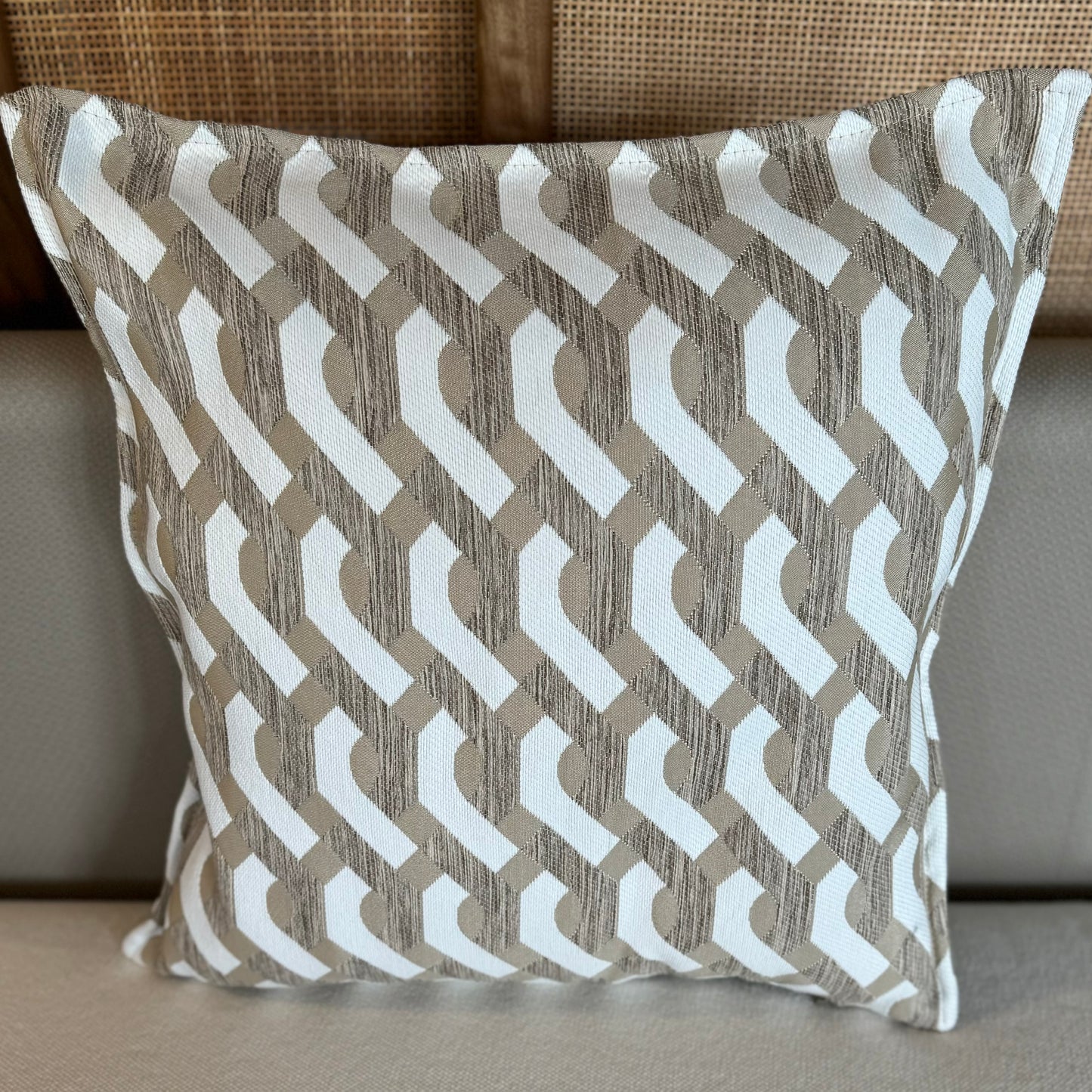 Coussin Blanc et Taupe à Motif Géométrique 50x50cm.