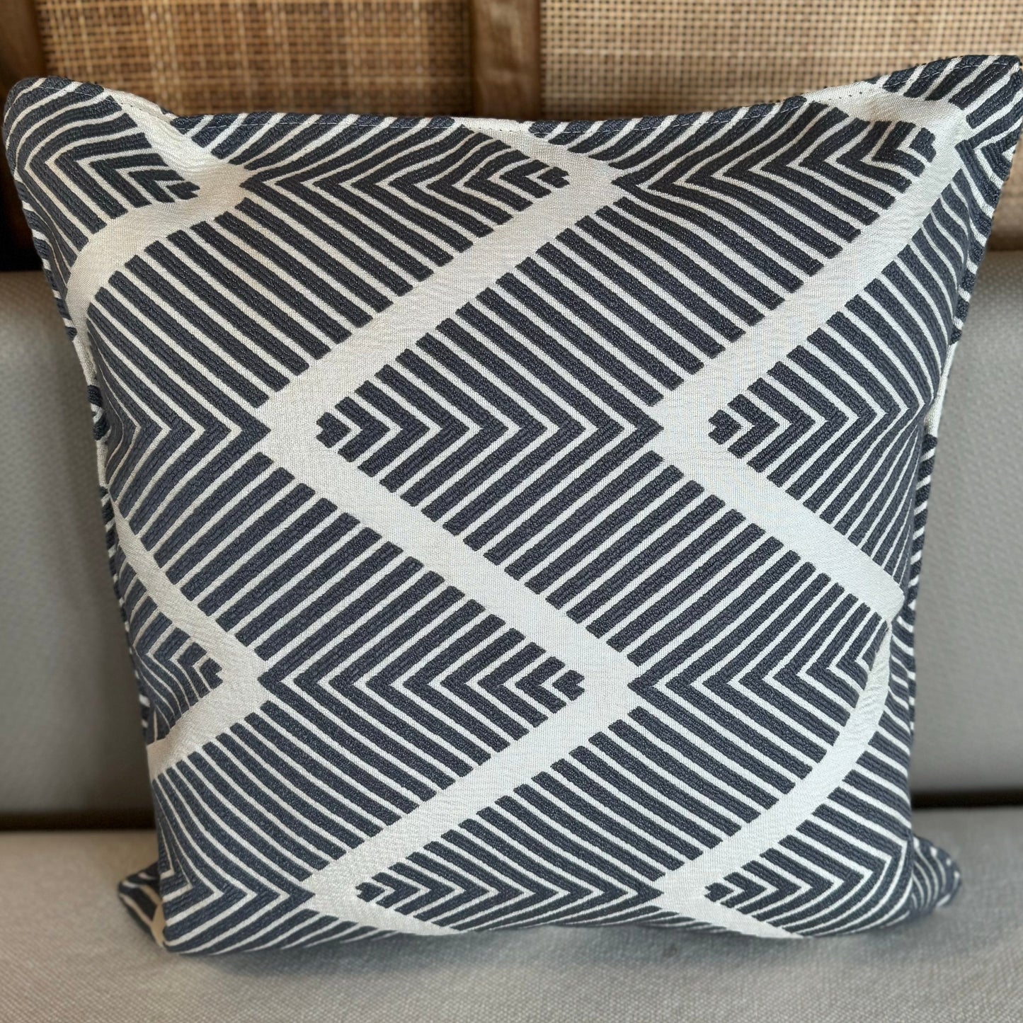 Coussin décoratif Zigzag gris 50x50cm.