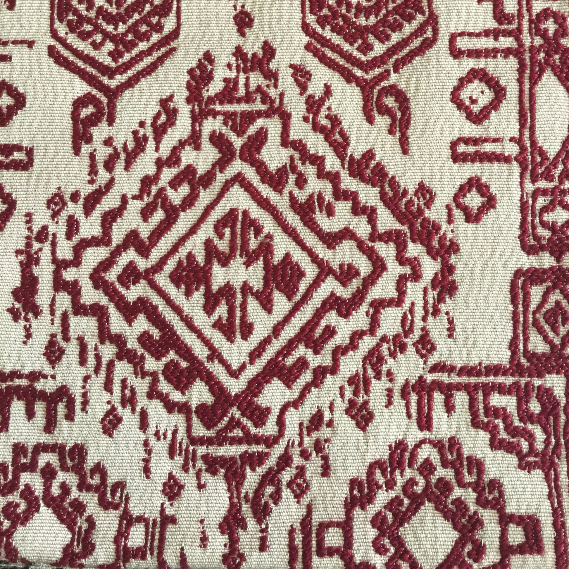 Tissu d’ameublement tribal berbère en relief, coloris bordeaux