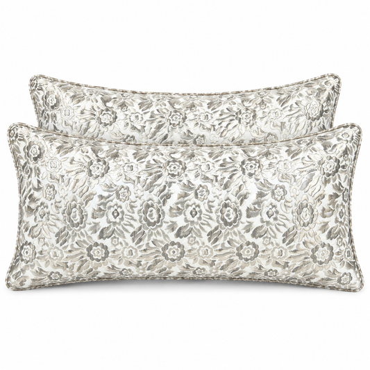 Deux coussins rectangulaires à motif floral bronze et taupe tissé en relief, ambiance élégante et chaleureuse pour salon moderne.