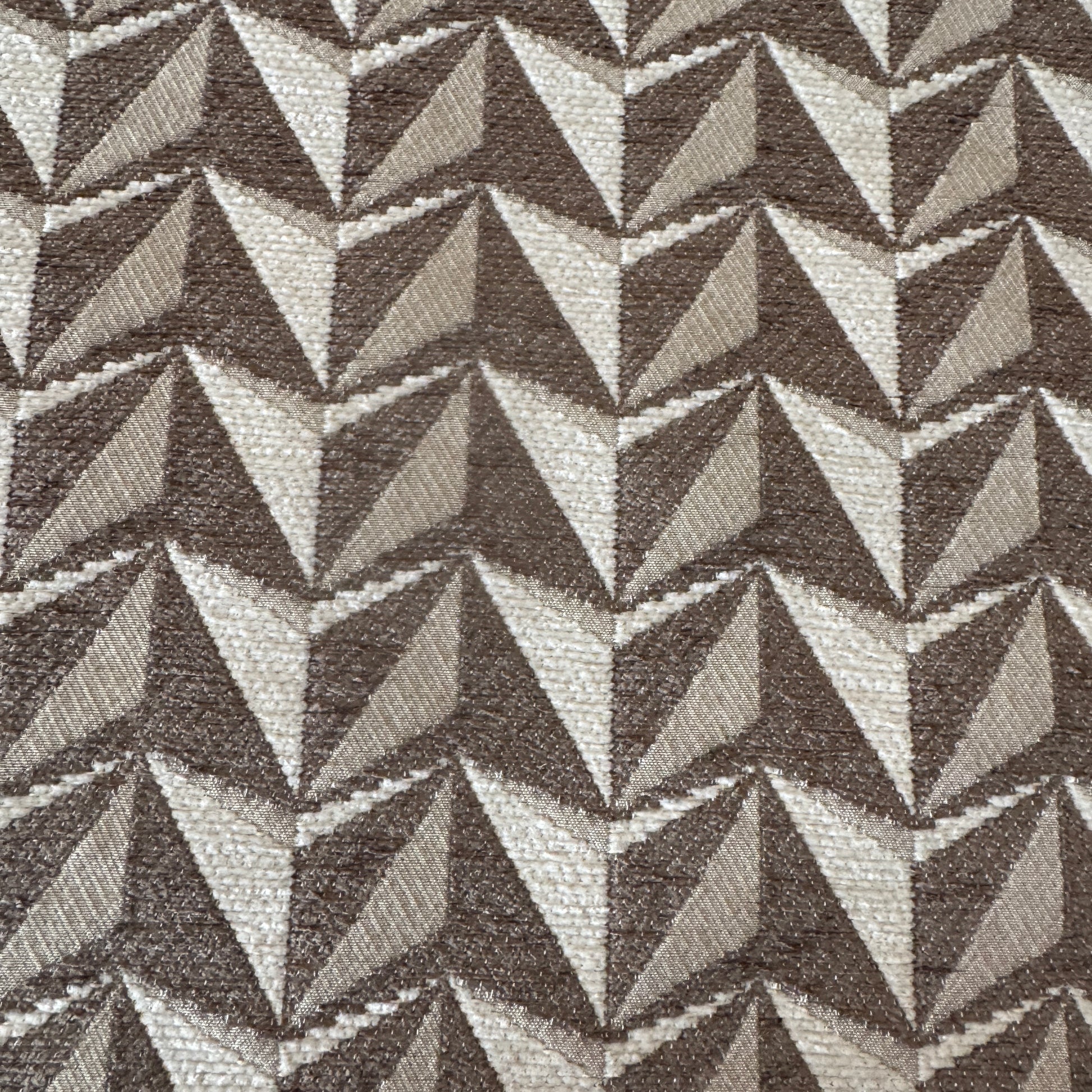 Ce tissu en chenille se distingue par son motif géométrique audacieux de triangles inversés idéale pour assise et coussin .