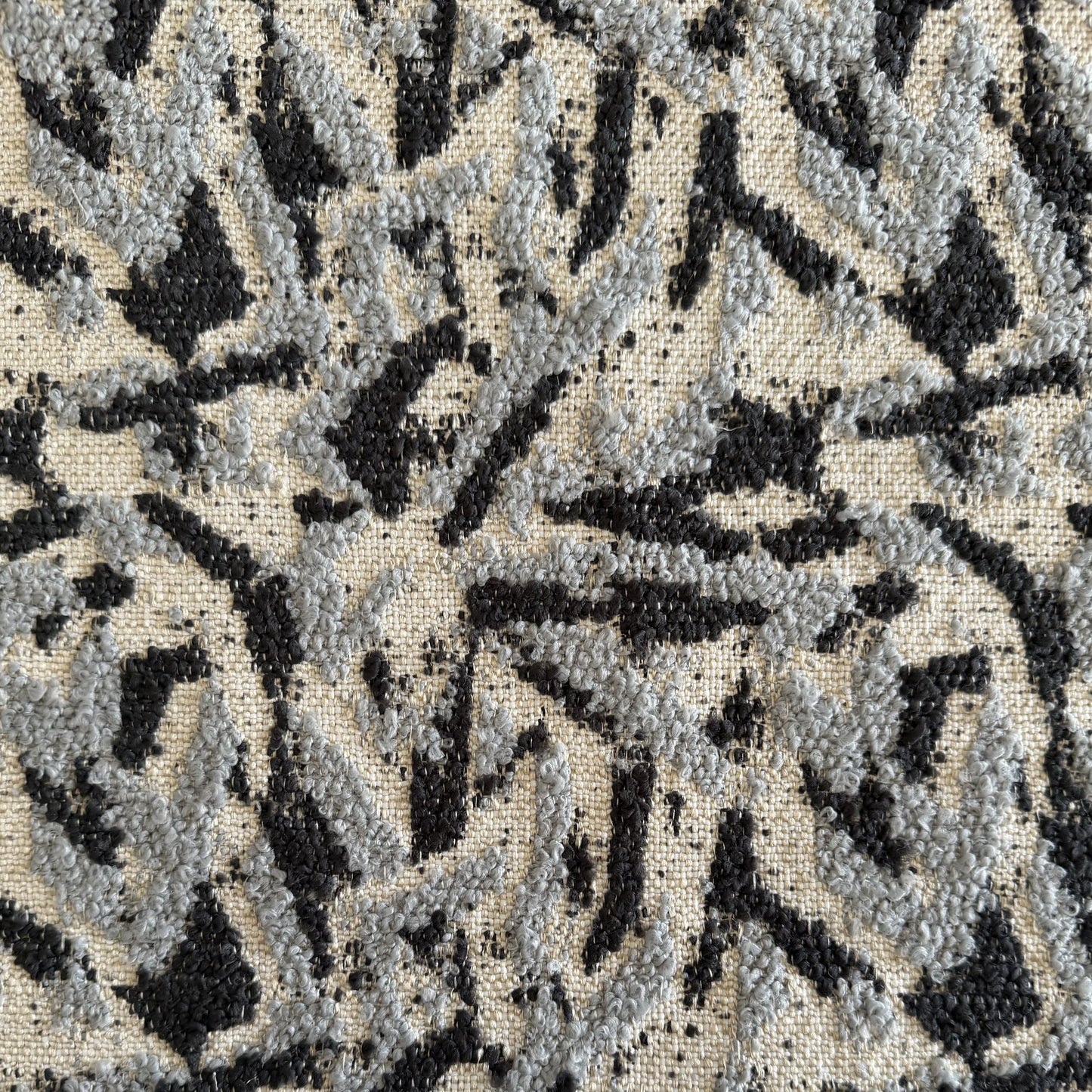 Tissu bouclette bleu ciel et gris tissé au Maroc avec motifs géométriques en relief. Tissu d'ameublement robuste idéal pour salons marocains, coussins décoratifs et projets de décoration intérieure.