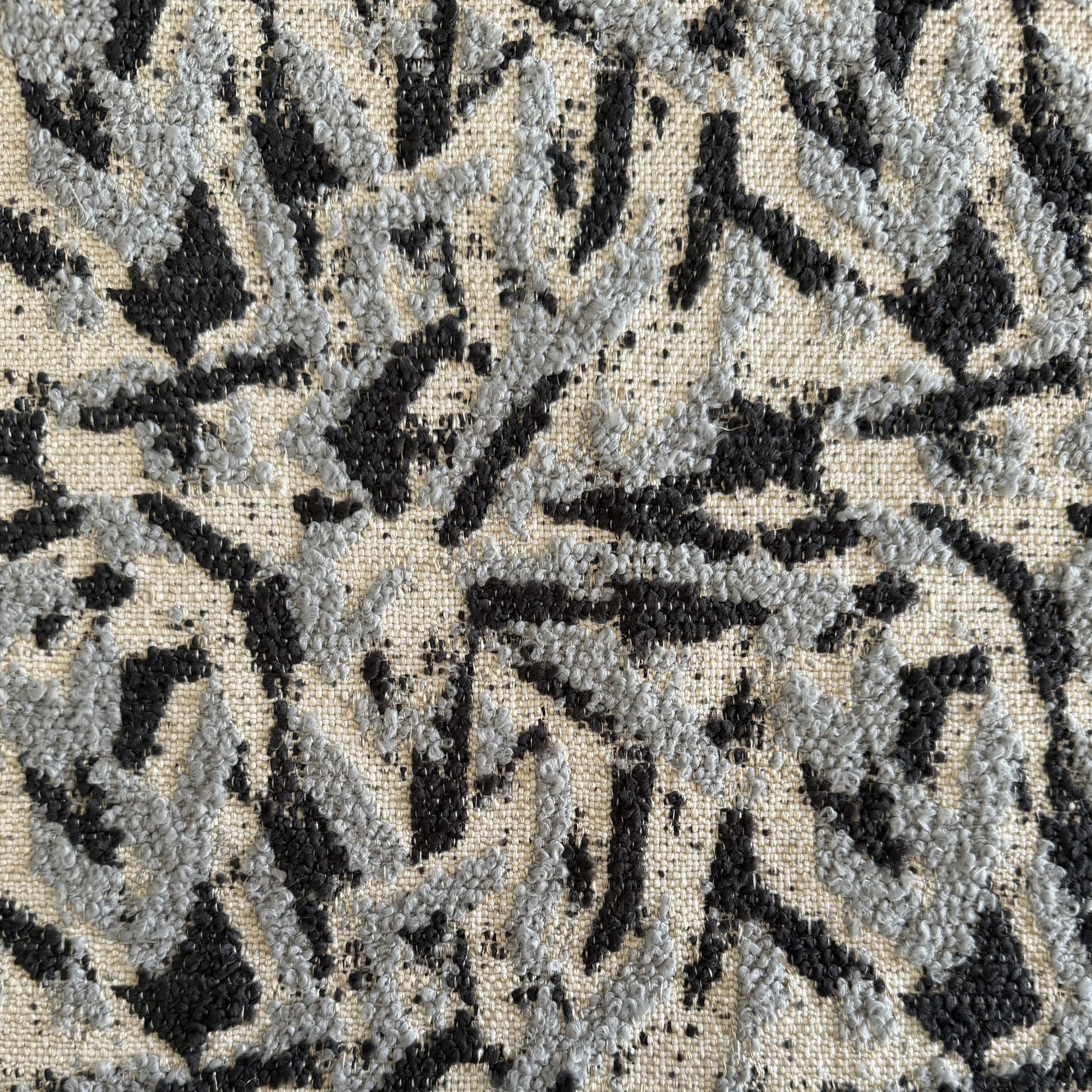 Tissu bouclette bleu ciel et gris tissé au Maroc avec motifs géométriques en relief. Tissu d'ameublement robuste idéal pour salons marocains, coussins décoratifs et projets de décoration intérieure.