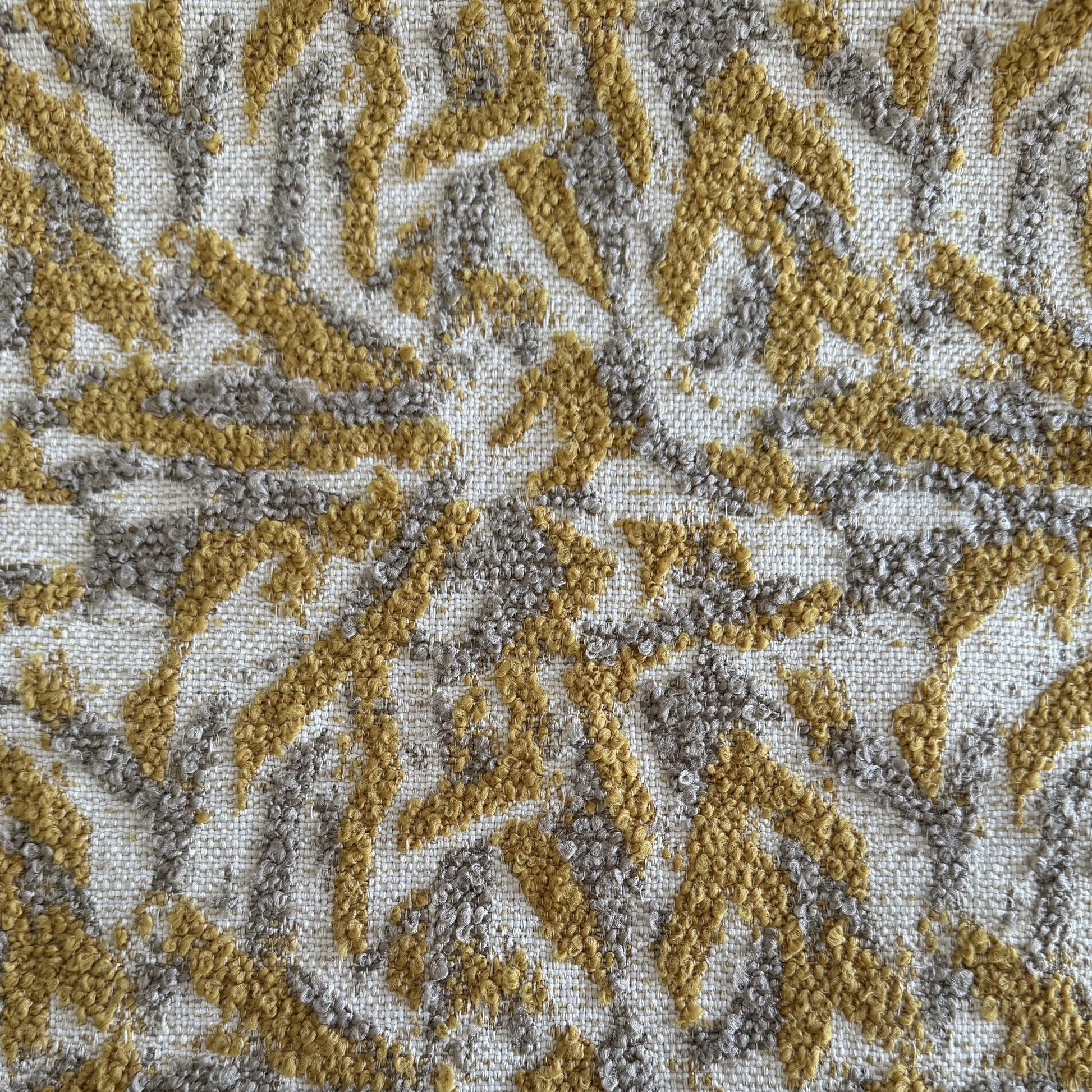 Tissu bouclette moutarde tissé au Maroc avec motifs géométriques en relief. Tissu d'ameublement robuste idéal pour salons marocains, coussins décoratifs et projets de décoration intérieure.