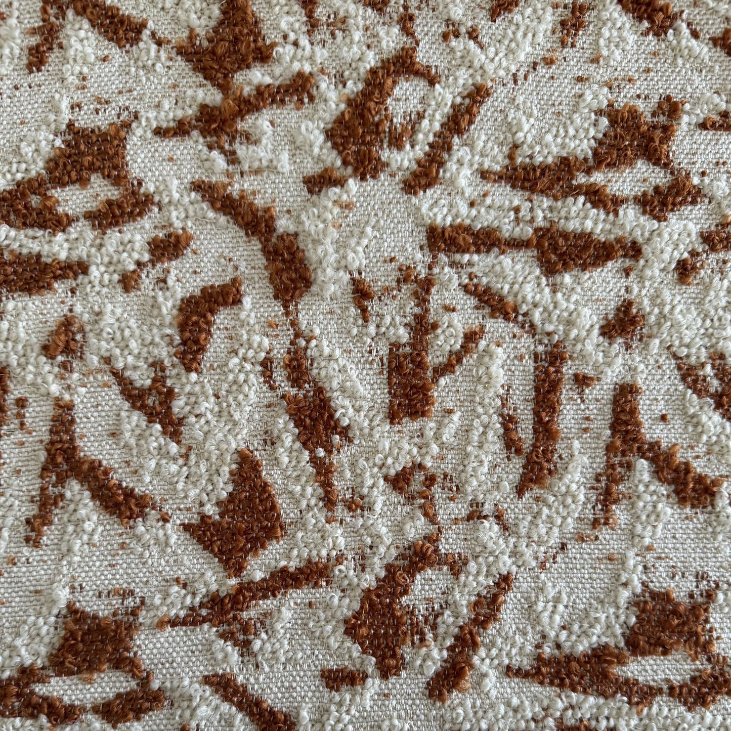 Tissu bouclette terracota tissé au Maroc avec motifs géométriques en relief. Tissu d'ameublement robuste idéal pour salons marocains, coussins décoratifs et projets de décoration intérieure.