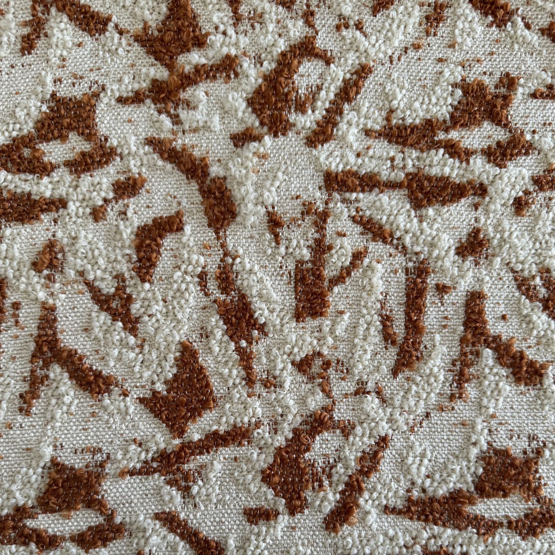 Tissu bouclette terracota tissé au Maroc avec motifs géométriques en relief. Tissu d'ameublement robuste idéal pour salons marocains, coussins décoratifs et projets de décoration intérieure.