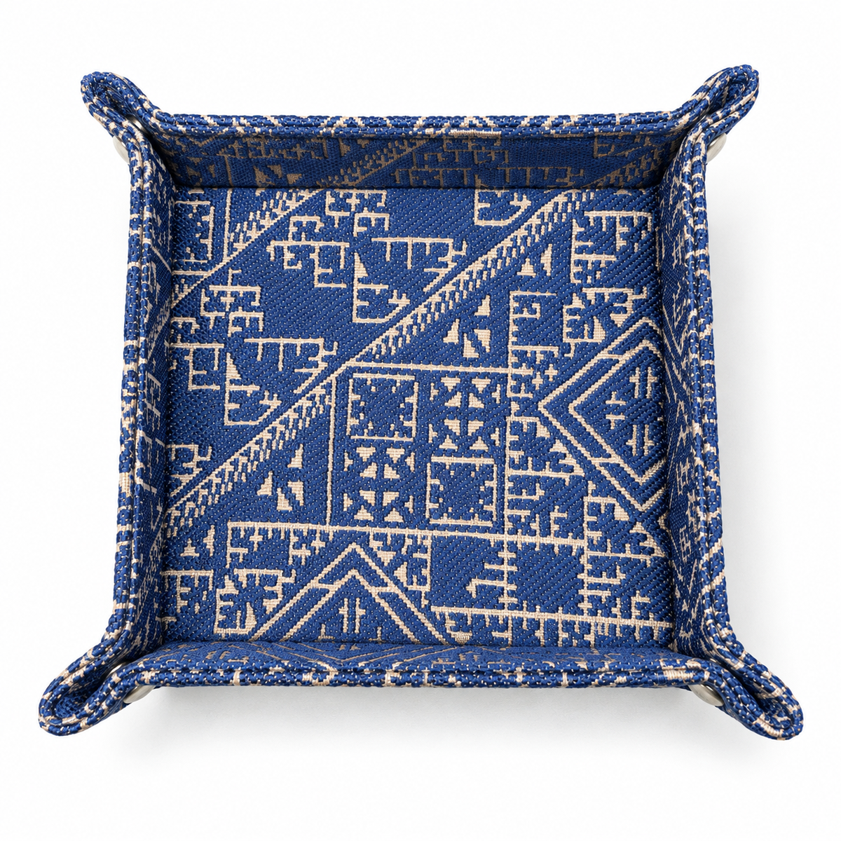 Vide-poche décoratif bleu en tissu tissé au Maroc, à motifs géométriques effet brodé, photographié sur fond blanc – Biyadi Collection.