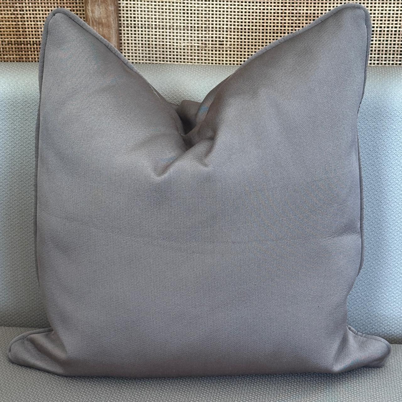 Coussin uni taupe
