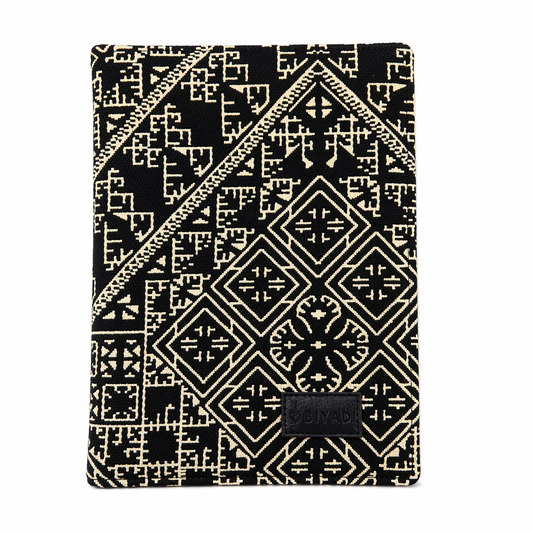 Carnet de notes Tarz Noir Biyadi Collection avec couverture en tissu tissé au Maroc, motif géométrique noir et écru.