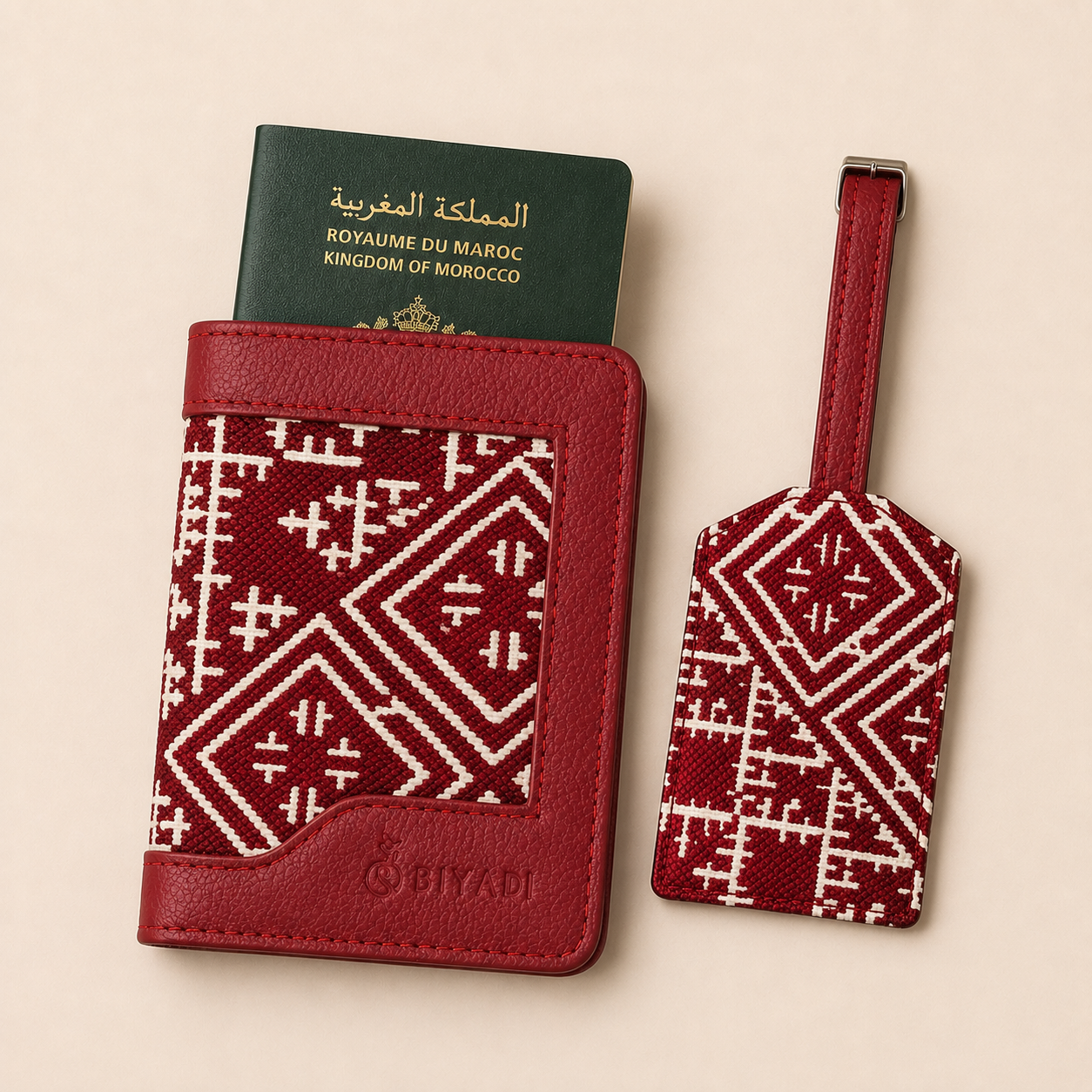 Coffret Duo Voyage Biyadi Collection comprenant un porte-passeport et une étiquette bagage en cuir véritable et tissu Tarz tissé au Maroc, coloris bordeau et écru.