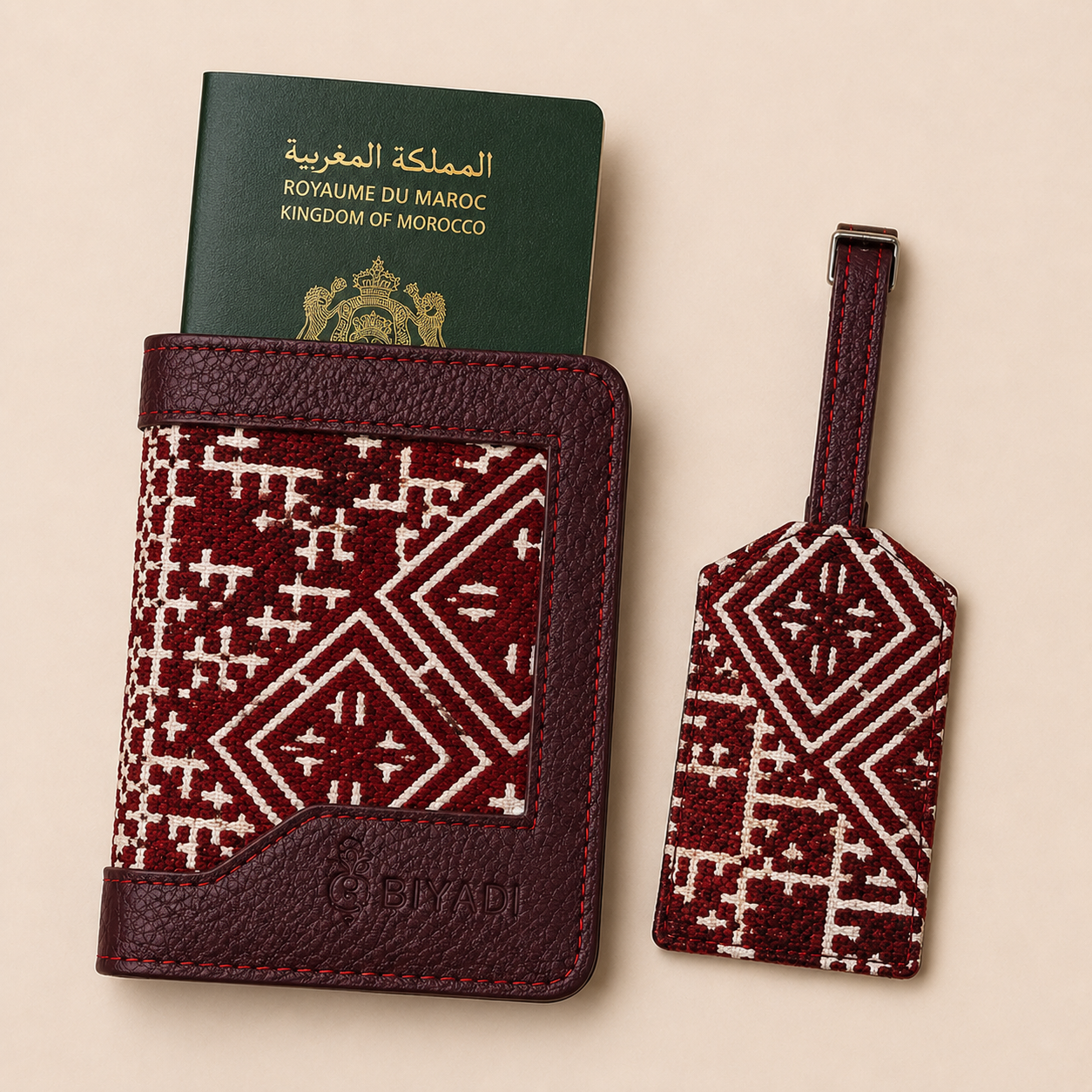Coffret Duo Voyage Biyadi Collection comprenant un porte-passeport et une étiquette bagage en cuir véritable et tissu Tarz tissé au Maroc, coloris burgundy et écru.