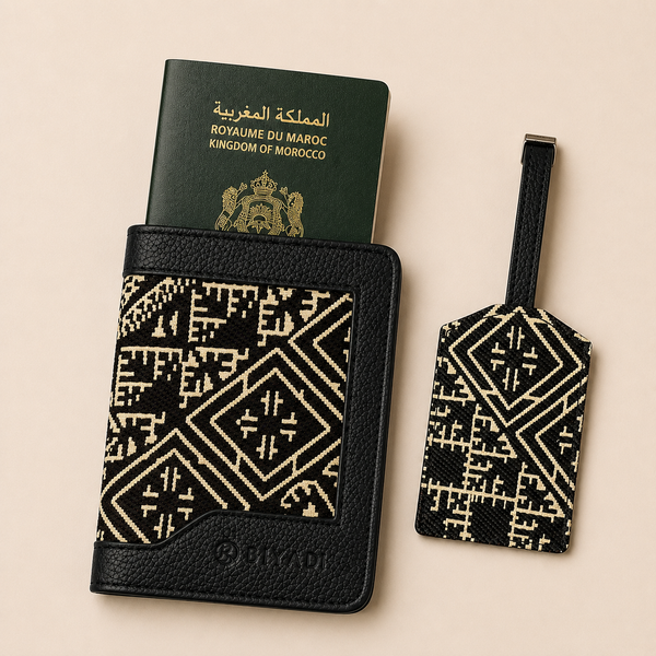 Coffret Duo Voyage Biyadi Collection comprenant un porte-passeport et une étiquette bagage en cuir véritable et tissu Tarz tissé au Maroc, coloris noir et écru.