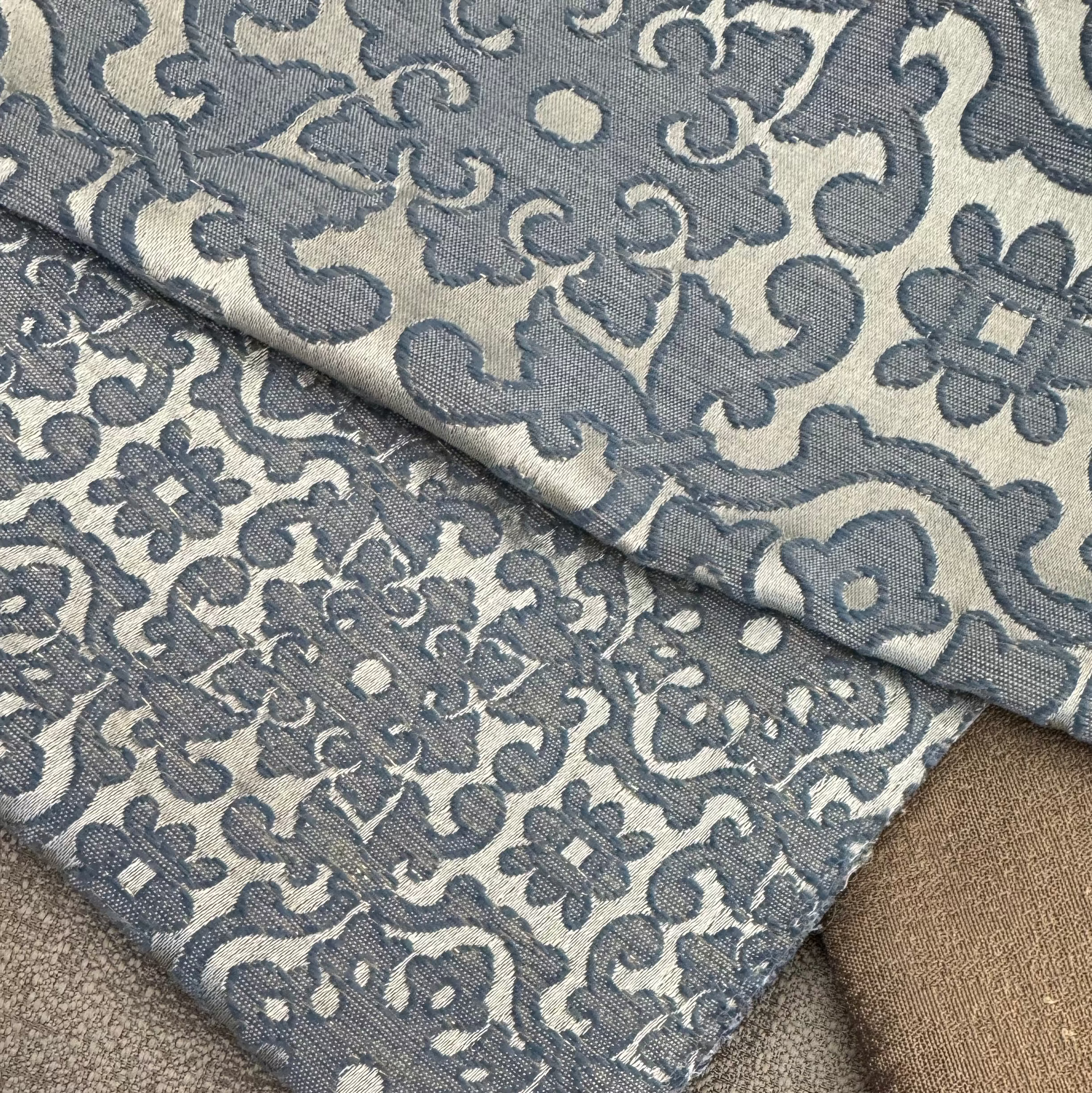 Composition de tissus damassés bleu et tissus coordonnés unis, tissés au Maroc pour salons marocains et décoration intérieure par Biyadi Collection.

