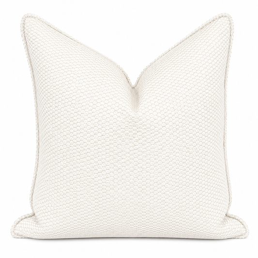 Coussin décoratif en bouclette écru 50 × 50 cm sur fond blanc – Biyadi Collection