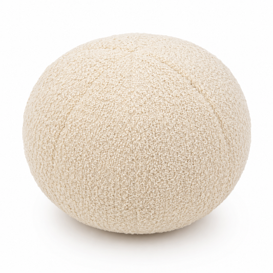 Coussin boule en tissu bouclette beige taupe, texture douce et relief en boucles, décoration cosy et moderne.