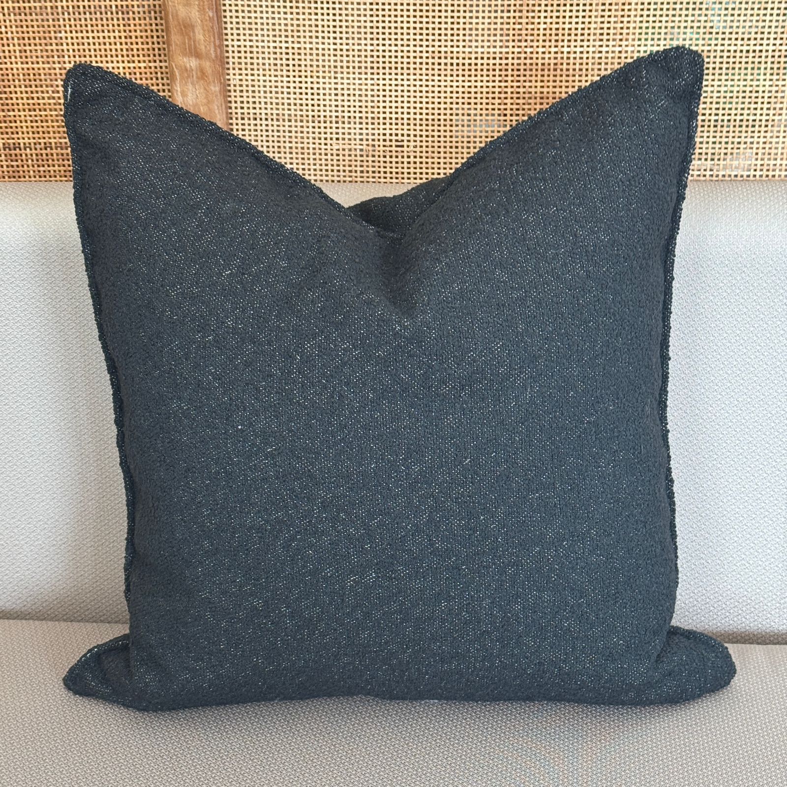 Coussin décoratif en bouclette noire , apporte une touche moderne et élegante à la décoration intérieur