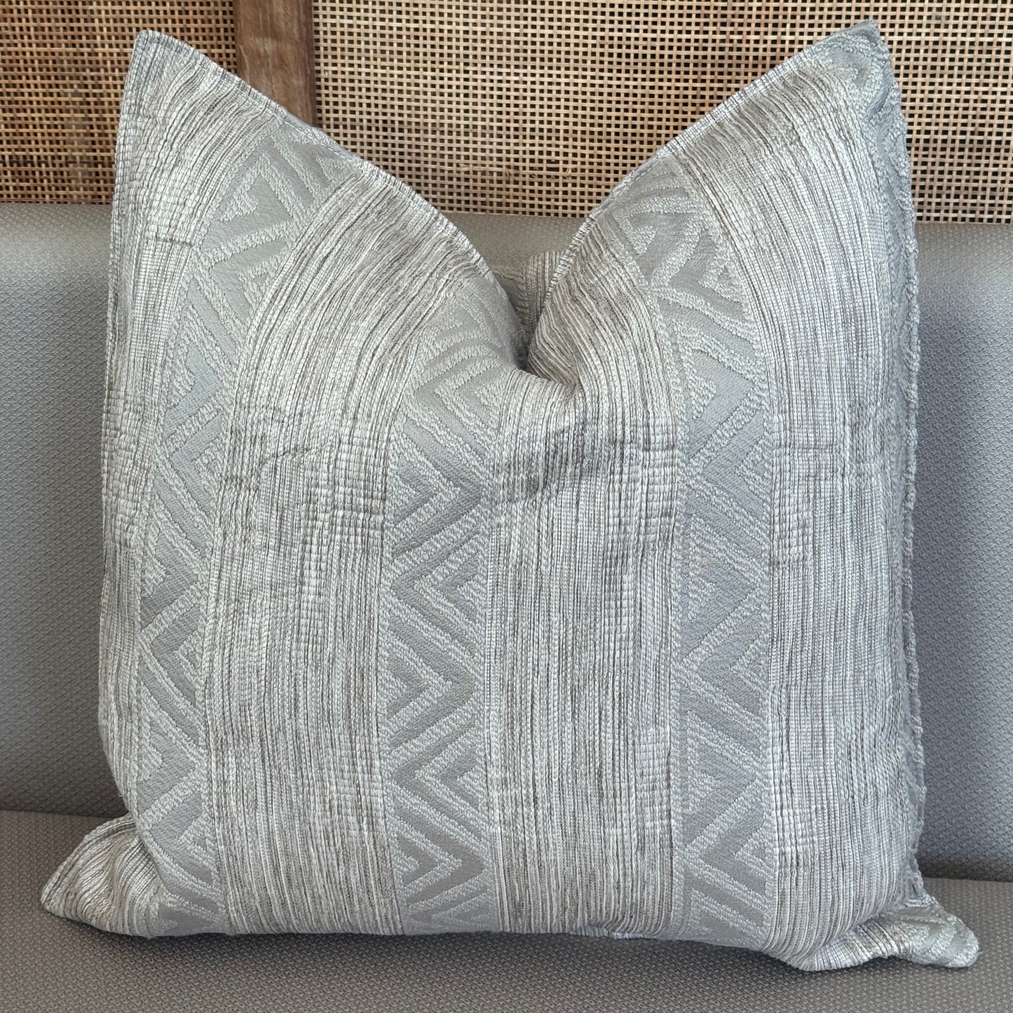 Coussin décoratif ethnique à bande verticales et motifs géométriques ethniques , apportant une tpuche bohème et chaleureuse à la décoration intérieur