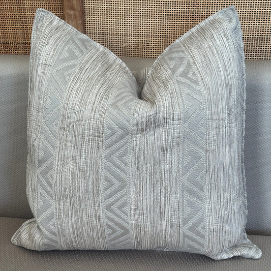 Coussin décoratif ethnique à bande verticales et motifs géométriques ethniques , apportant une tpuche bohème et chaleureuse à la décoration intérieur