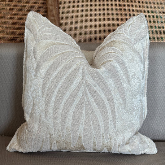 Coussin décoratif bouclette ivoire avec motifs en relief de feuilles élégantes, apportant douceur et raffinement à la décoration intérieure.