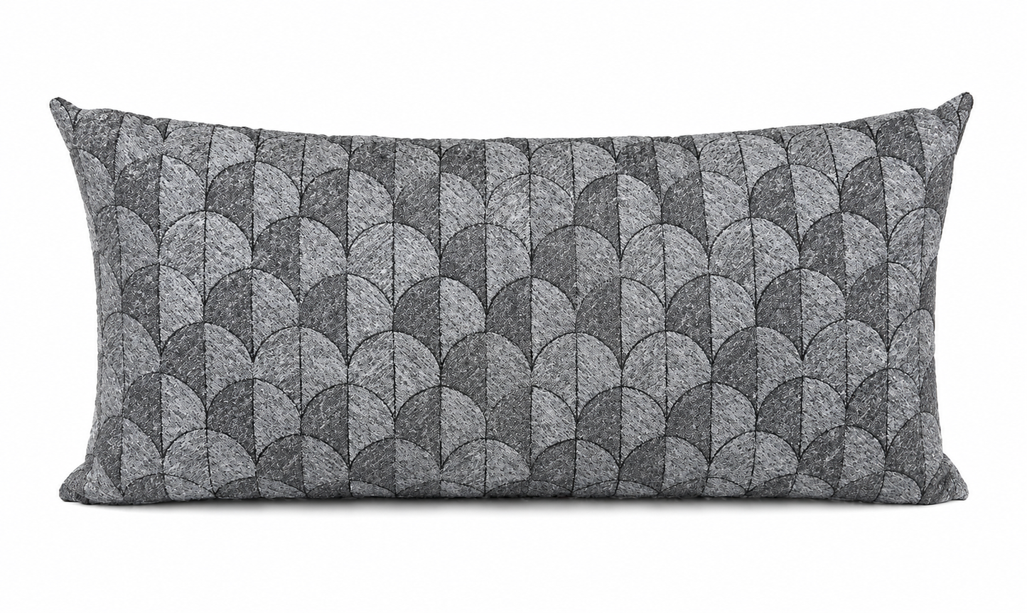 Coussin rectangulaire gris charbon à motif graphique texturé en relief, style moderne et élégant .