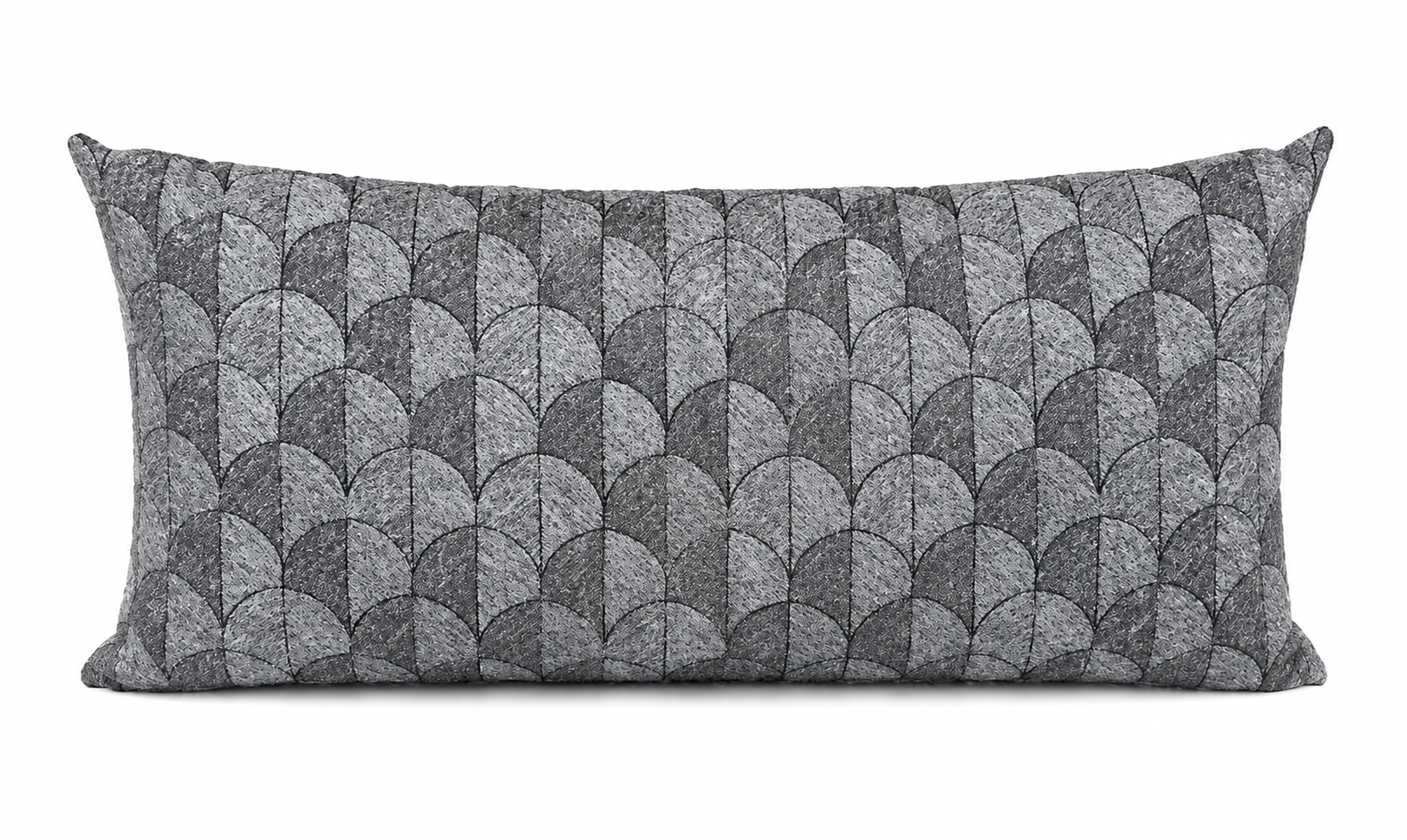 Coussin rectangulaire gris charbon à motif graphique texturé en relief, style moderne et élégant .
