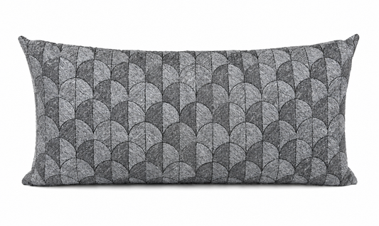 Coussin rectangulaire gris charbon à motif graphique texturé en relief, style moderne et élégant .