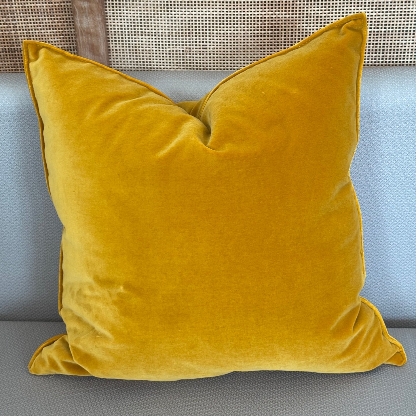 Coussin décoratif carré en tissu texturé jaune, idéal pour canapé ou salon moderne.

