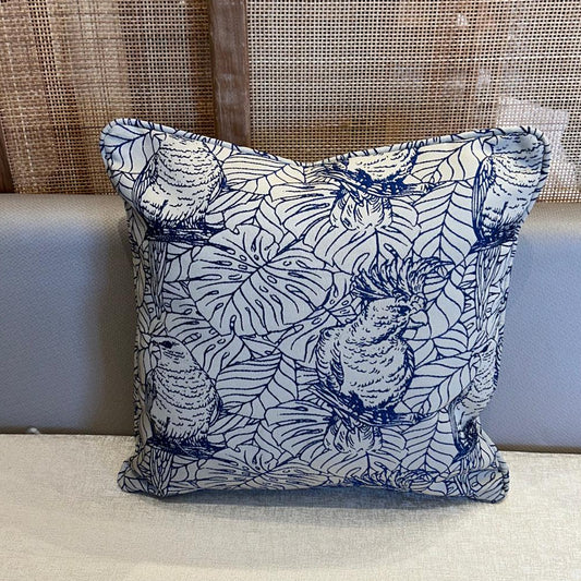 Coussin moderne bleu à motif fleuri, fait main au maroc – Biyadi Collection