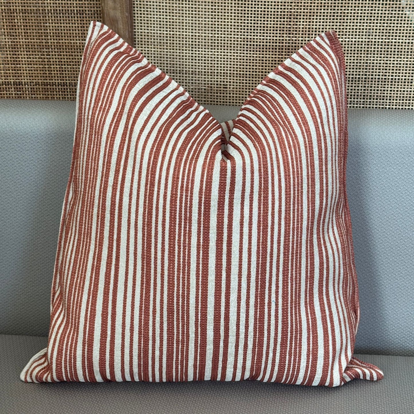 Coussin décoratif à rayures terracota , style moderne et intemporel, Biyadi Collection.
