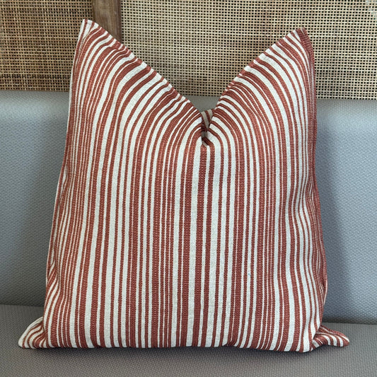 Coussin décoratif à rayures terracota , style moderne et intemporel, Biyadi Collection.