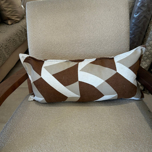 Coussin rectangulaire marron nude d’inspiration marocaine, fait main pour décoration intérieure