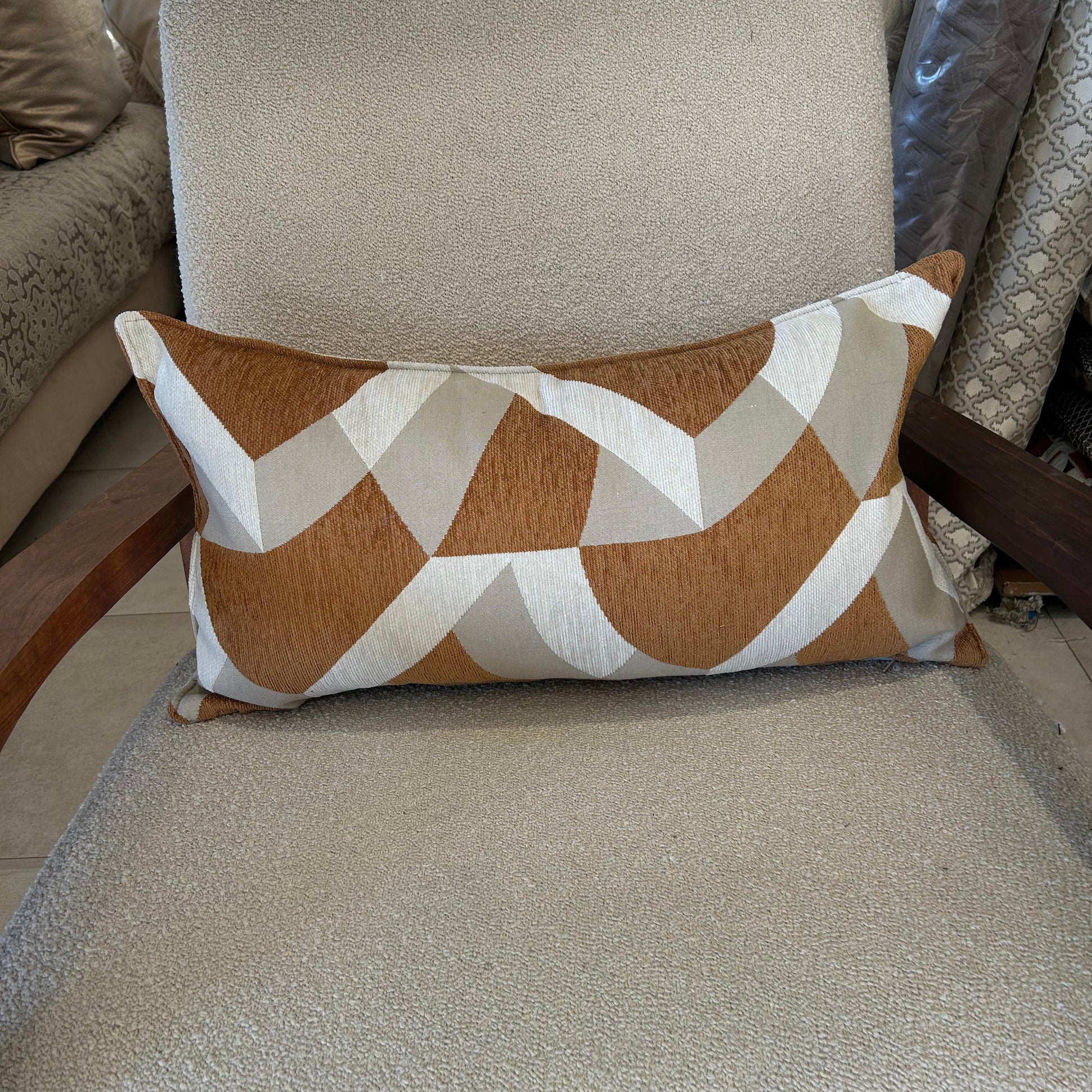 Coussin rectangulaire nude marron d’inspiration marocaine, fait main pour décoration intérieure