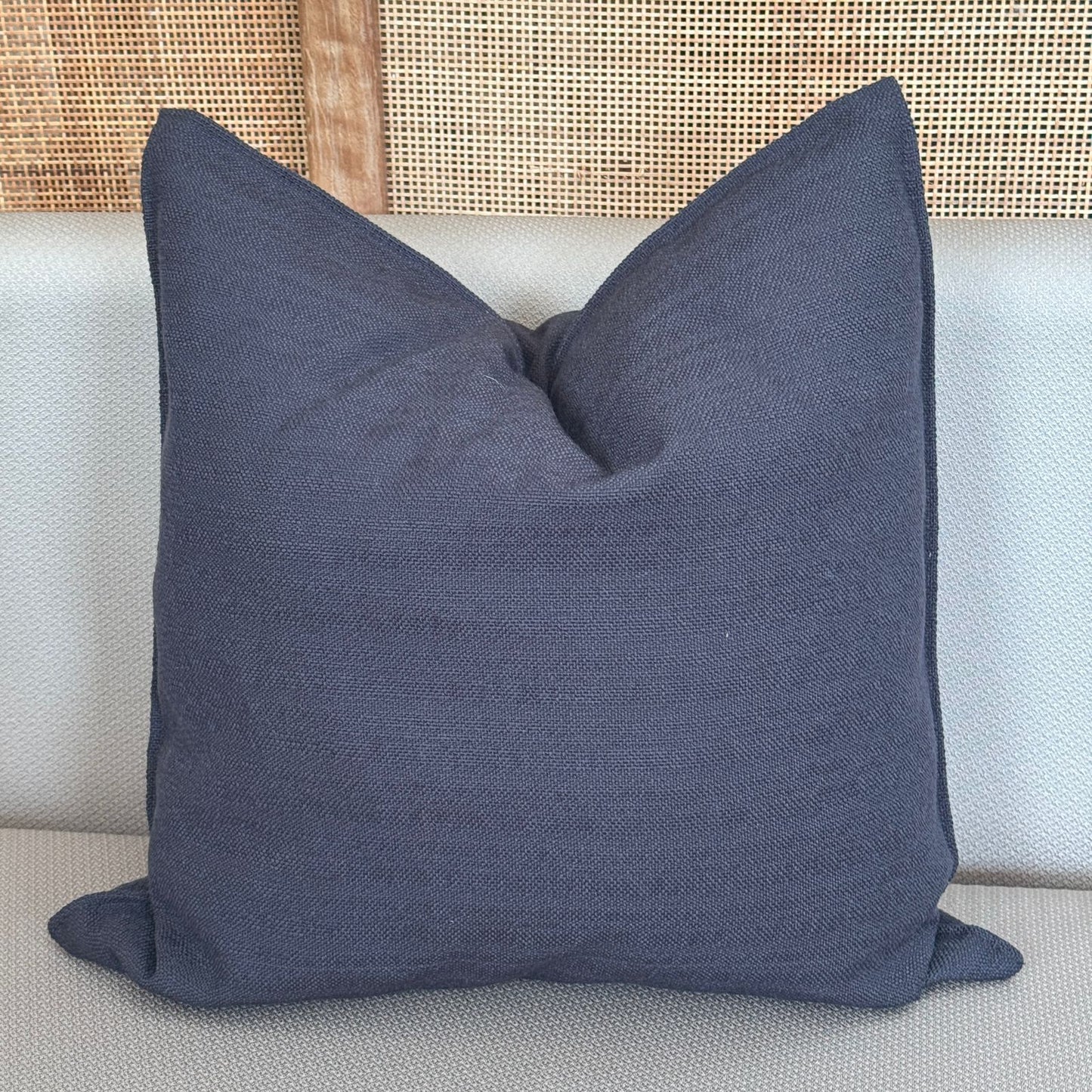 Coussin décoratif uni noir, élégant et moderne, Biyadi Collection.