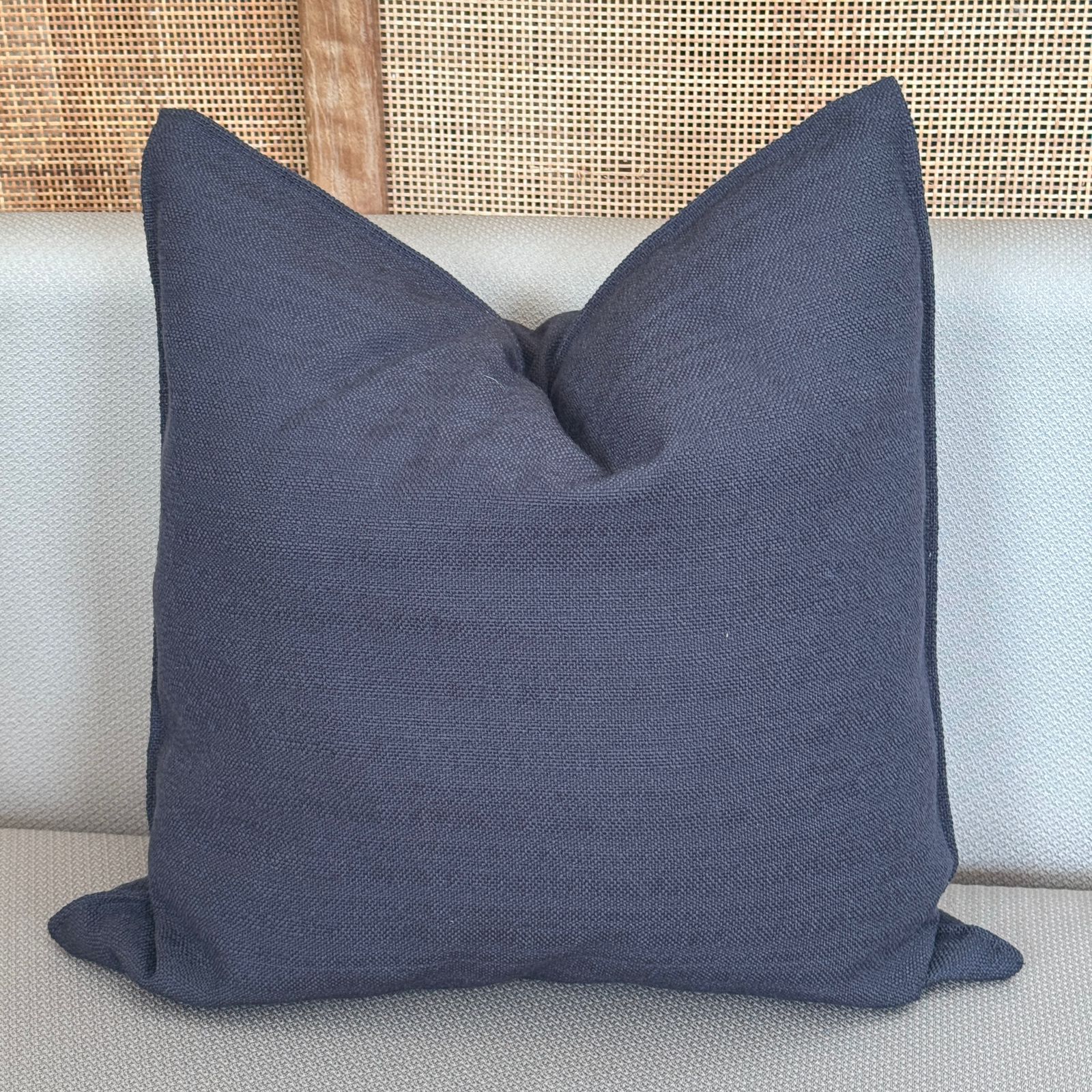 Coussin décoratif uni noir, élégant et moderne, Biyadi Collection.