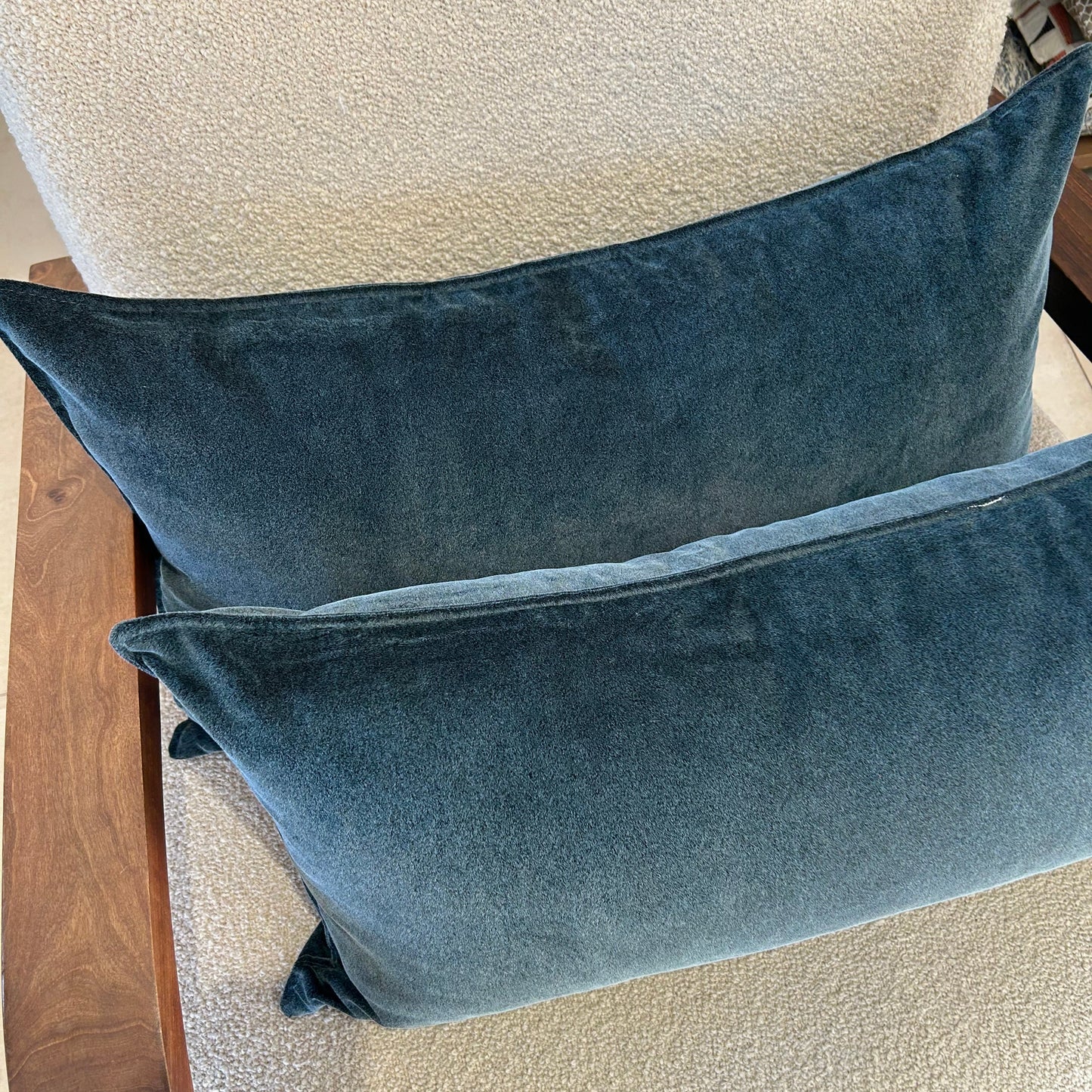 Coussin uni bleu en velours marocain, fait main pour décoration intérieure