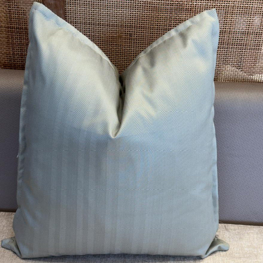 Coussin décoratif uni vert sauge, tissu tissé en relief à motif discret, style élégant et intemporel pour intérieur moderne ou salon chic.