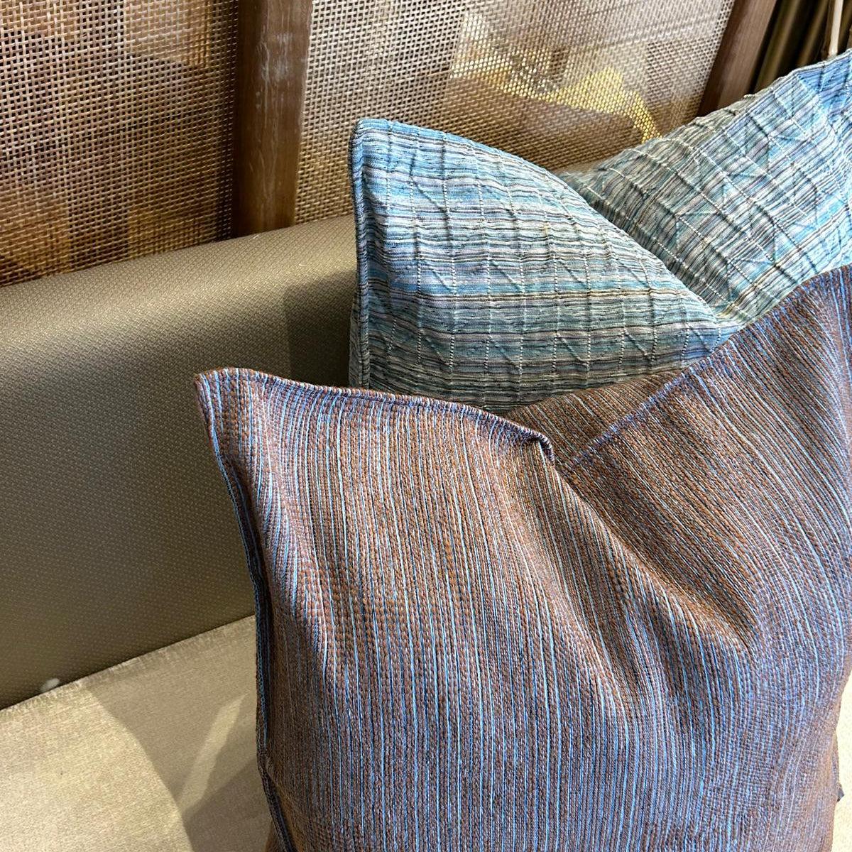 Coussin décoratif en tissu texturé bleu azur, tissage en relief et finition élégante.